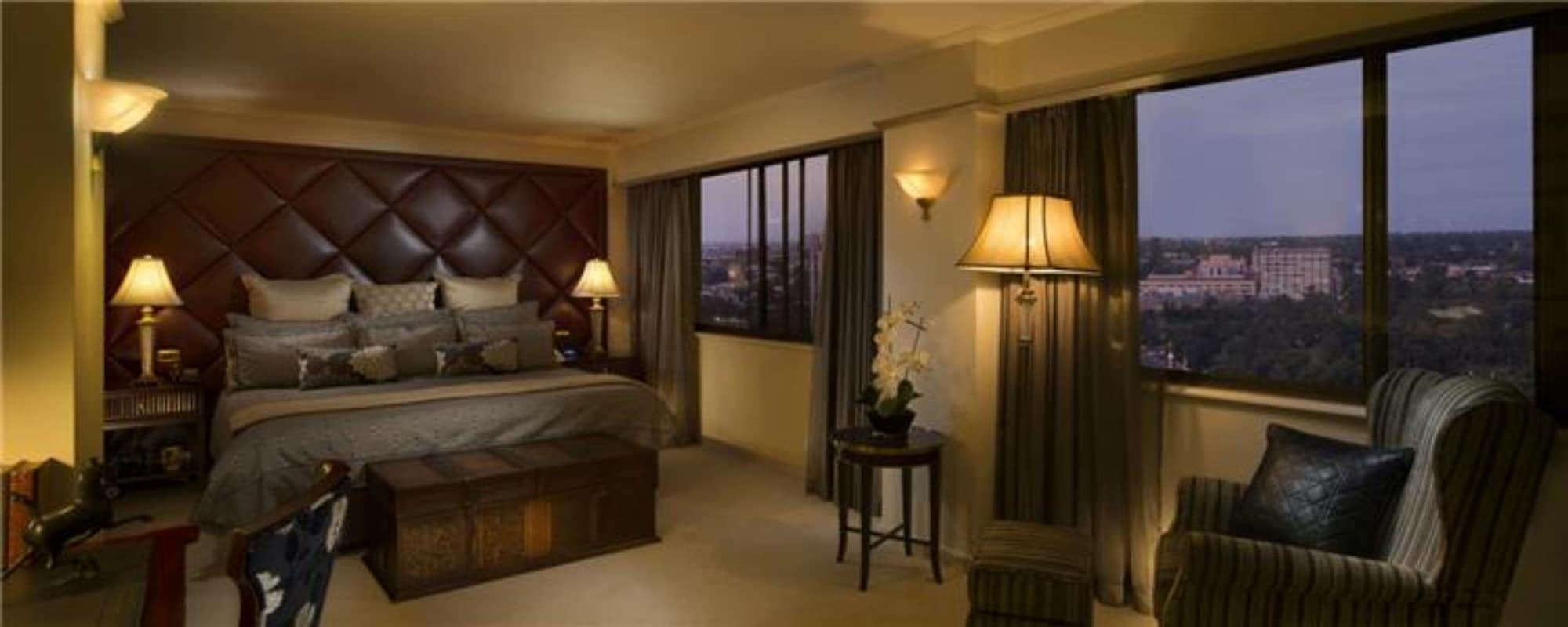 ホテル スタンフォード プラザ アデレード エクステリア 写真 A bedroom at the Ritz-Carlton