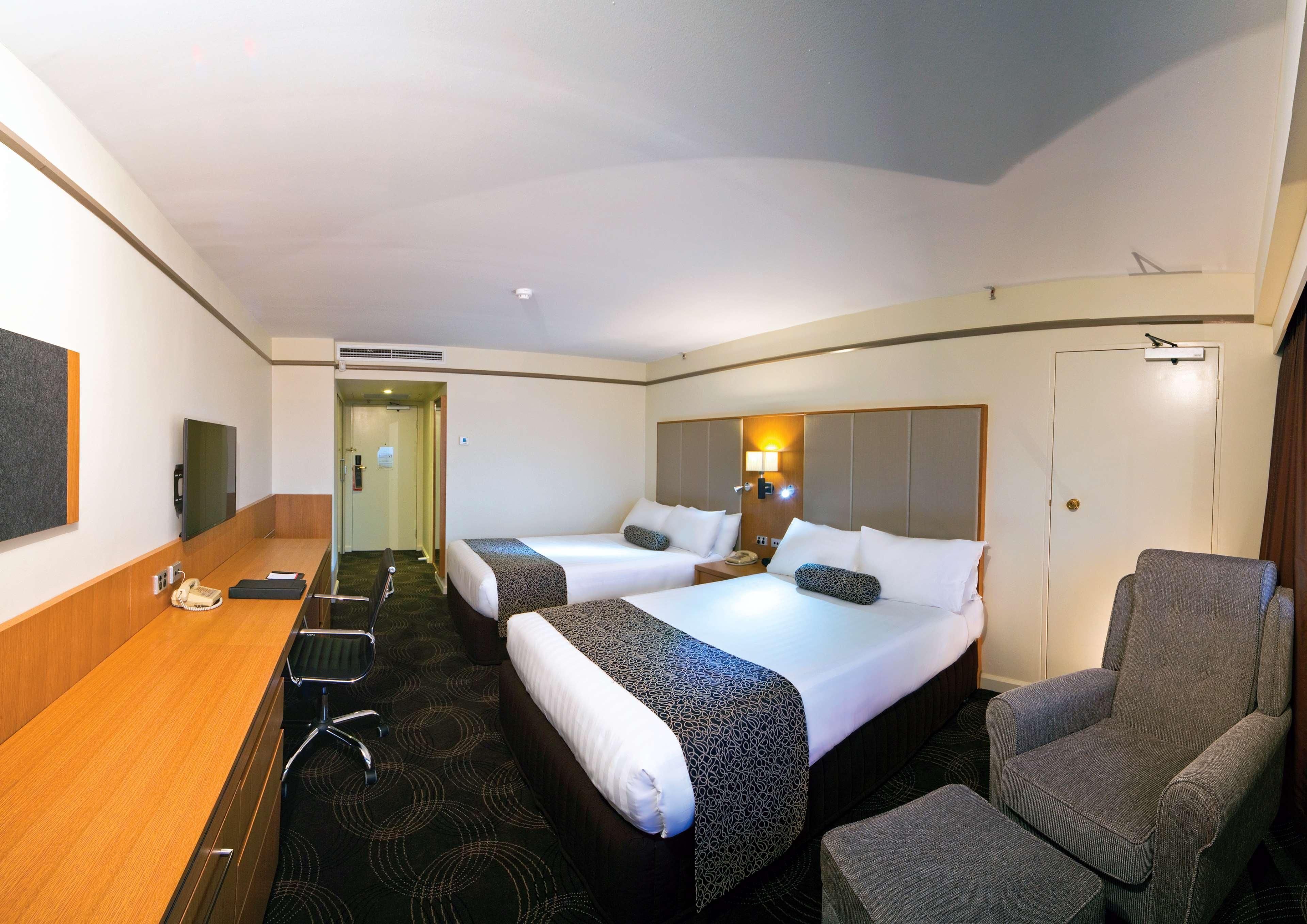 ホテル スタンフォード プラザ アデレード エクステリア 写真 A typical room at the hotel