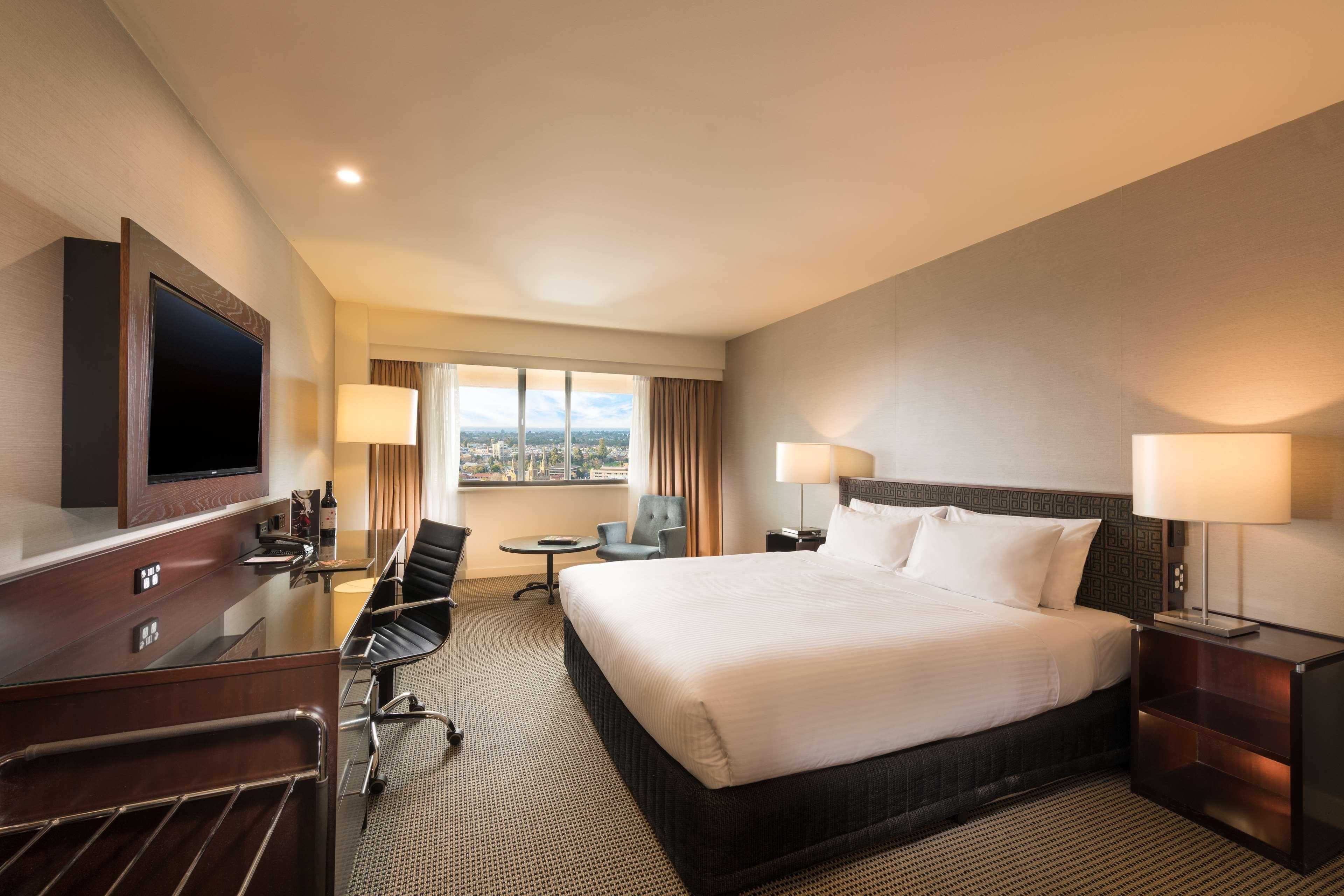 ホテル スタンフォード プラザ アデレード エクステリア 写真 A guest room at the Hilton San Francisco