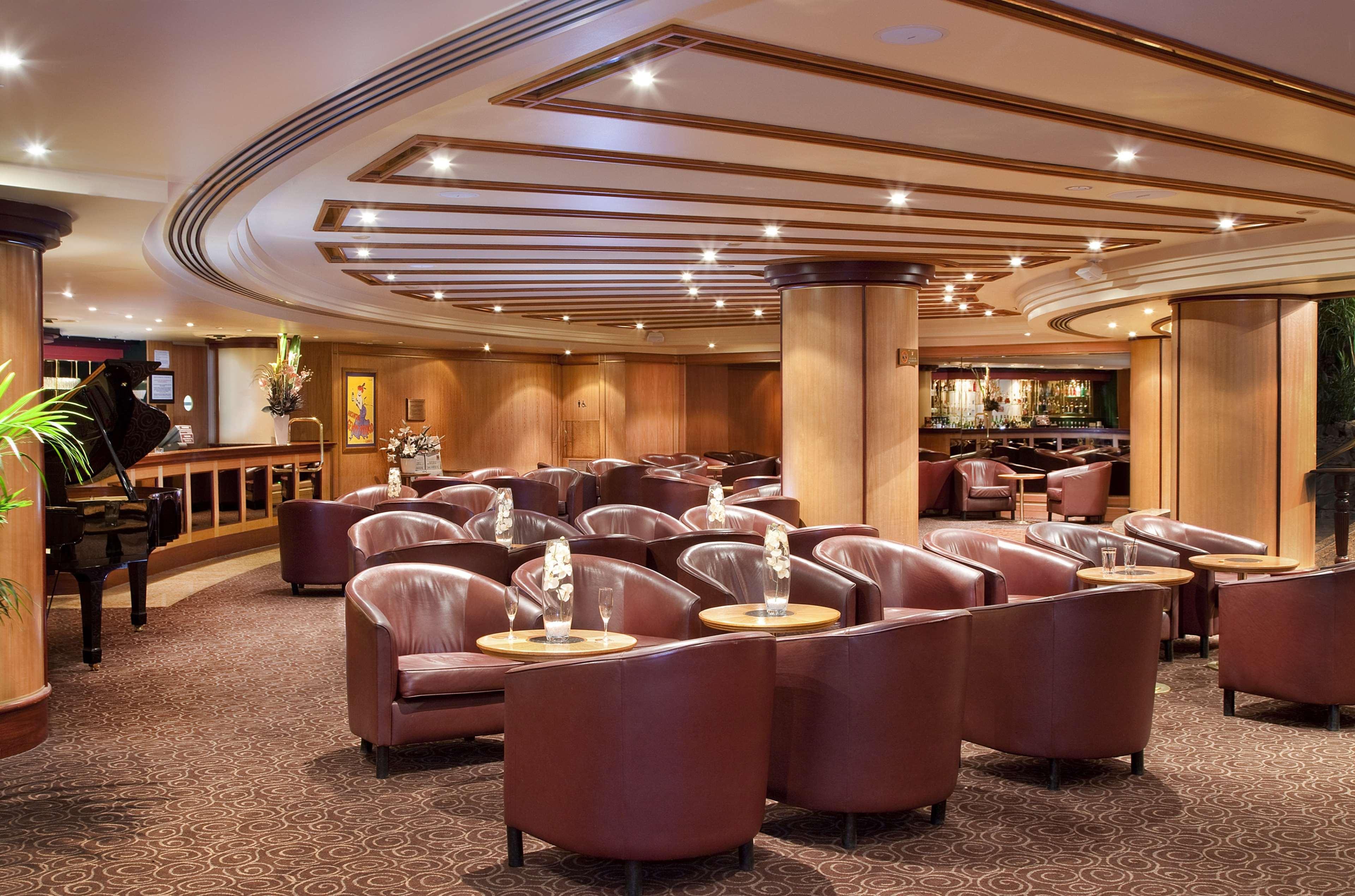 ホテル スタンフォード プラザ アデレード レストラン 写真 The lounge at the airport