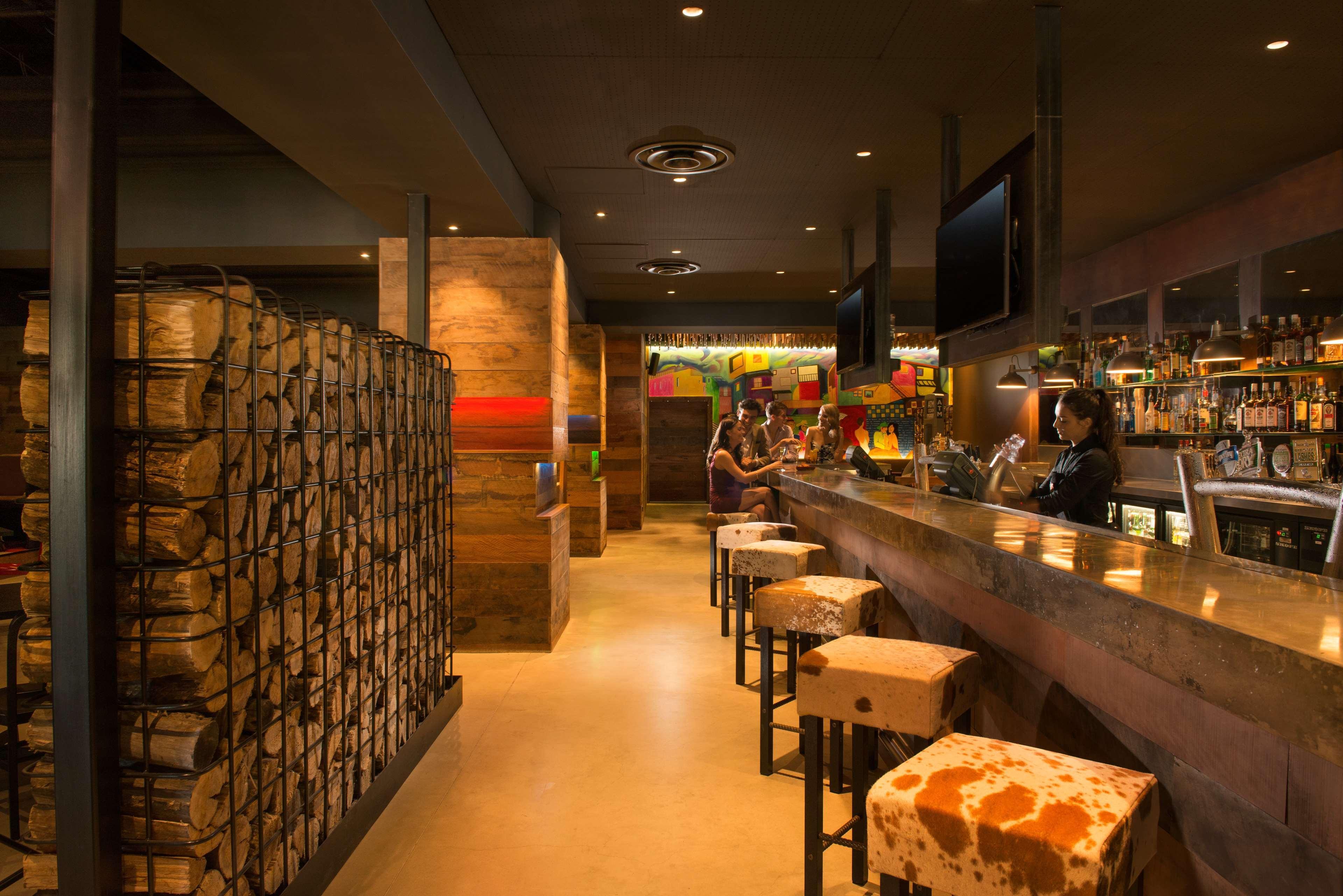 ホテル スタンフォード プラザ アデレード エクステリア 写真 Interior of a typical restaurant