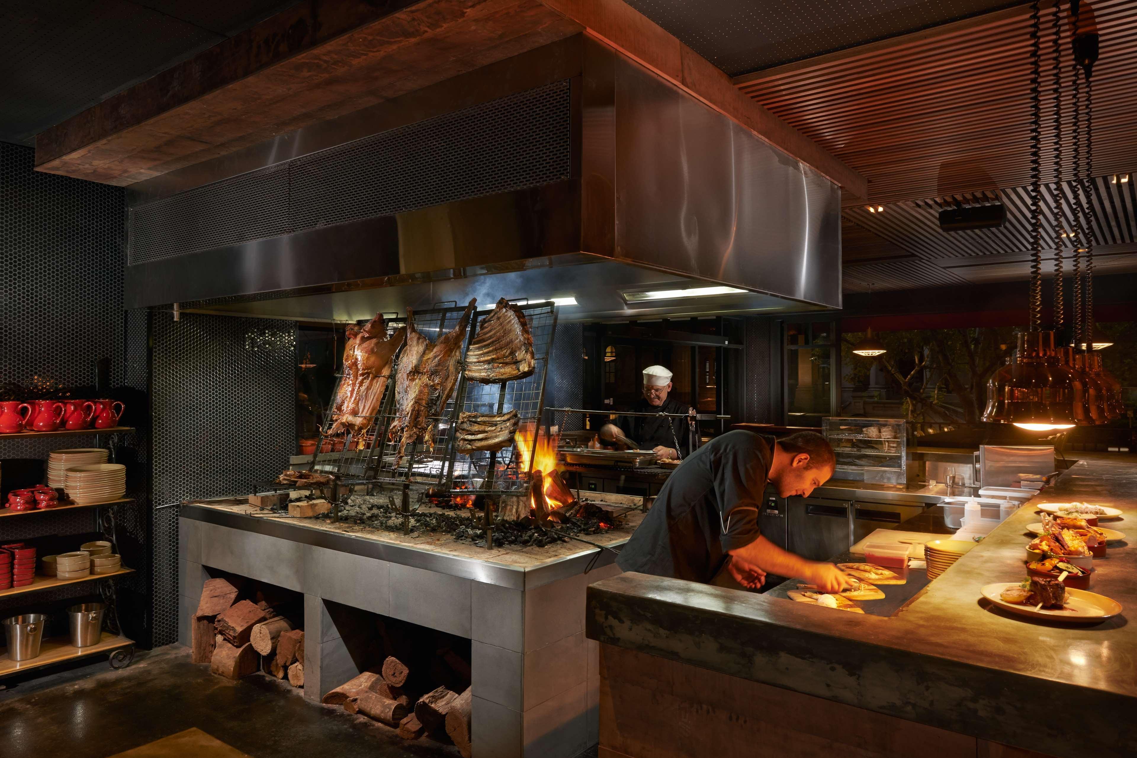 ホテル スタンフォード プラザ アデレード エクステリア 写真 The kitchen at the restaurant