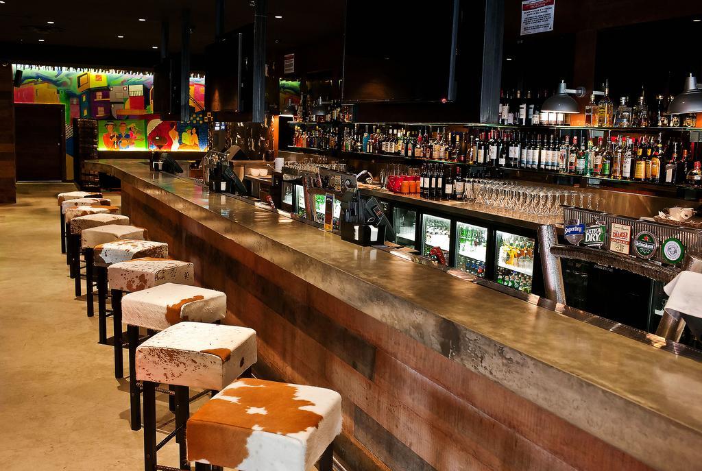 ホテル スタンフォード プラザ アデレード エクステリア 写真 The bar at the 2012 London Olympics