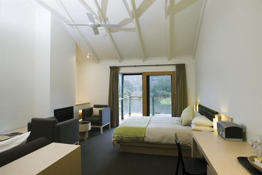 ホテル スタンフォード プラザ アデレード エクステリア 写真 A room at the Cradle Mountain Hotel