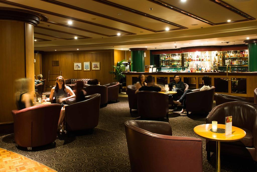 ホテル スタンフォード プラザ アデレード エクステリア 写真 The bar at the hotel