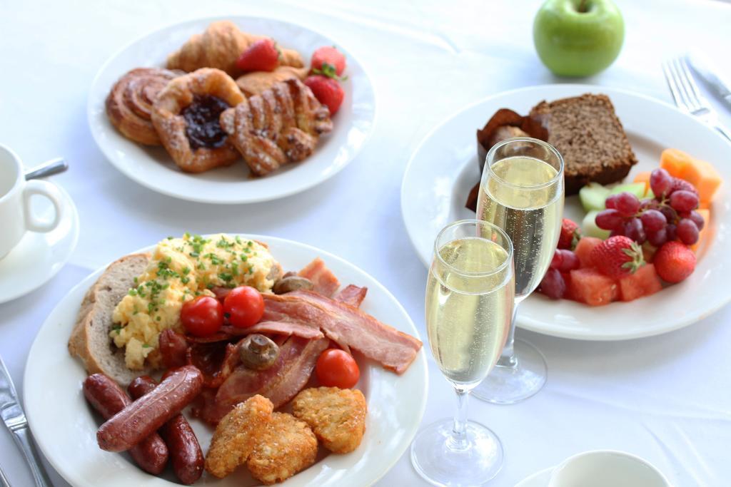 ホテル スタンフォード プラザ アデレード エクステリア 写真 A typical breakfast buffet